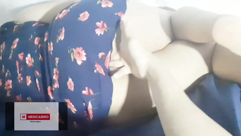 Mexicasero: 我朋友的继母穿着漂亮的蓝色礼服留在我家。