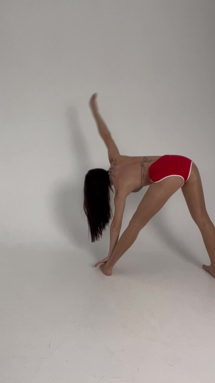 Skinny_lady69: Întinzând pantaloni scurți roșii sexy