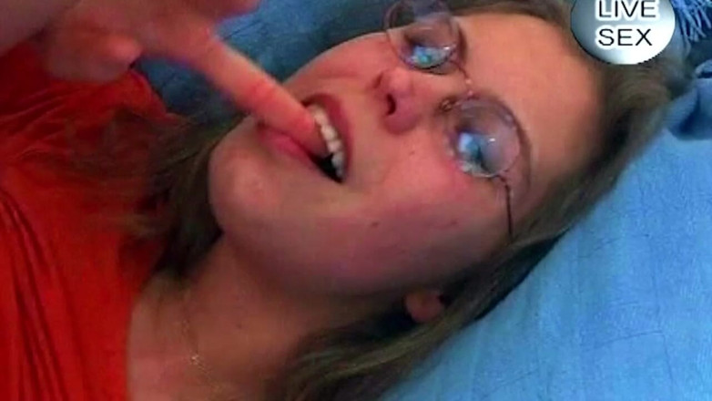 German bitch hunter: Blondine und brünette teilen harten schwanz auf blauer couch