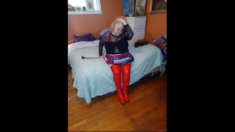 BBW nurse Vicki adventures with friends: Sestra Vicki v červených fotografiích stehenních vysokých bot se proměnila na...