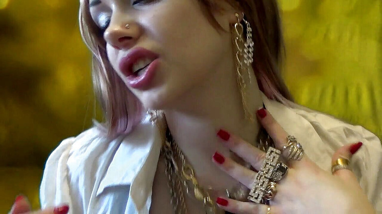 Goddess Misha Goldy: Alla i guld dricker rökning joi