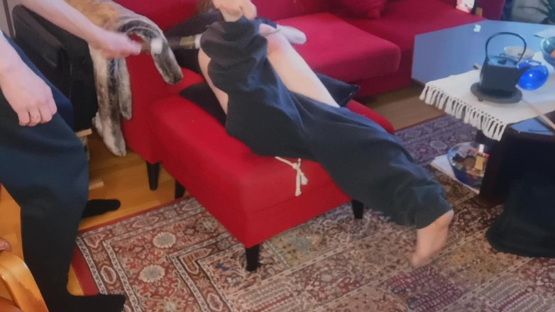 Oznob Oznofla: Cowok amatir dicambuk di tangan, kaki dan pantat