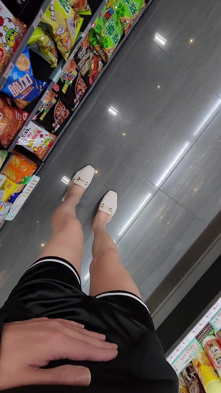 Taiwancdgirl: 一人で歩く