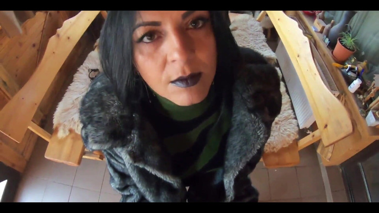 MilfyCalla: O curvă elegantă cu blană futută pe o masă de...