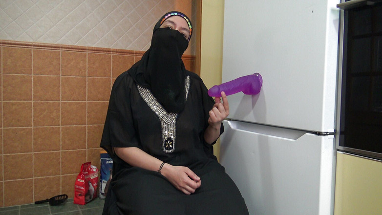 Souzan Halabi: Cô vợ Ả Rập đã ly hôn thích những con cu to