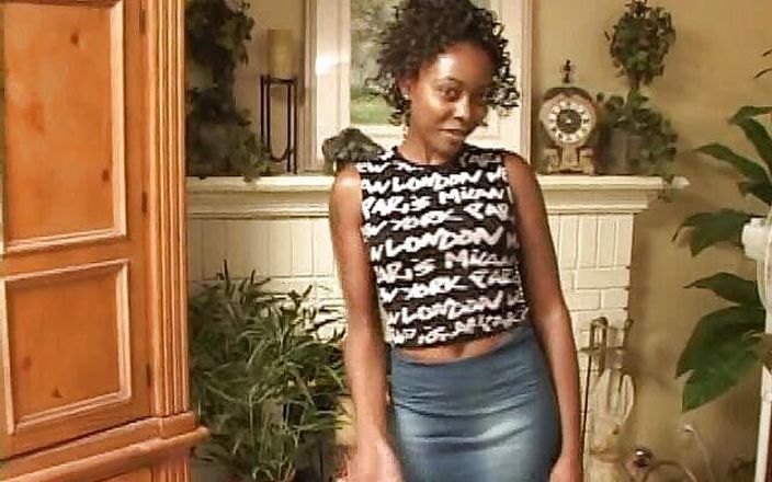 Radical Interracial: Une pute noire suce une grosse saucisse blanche