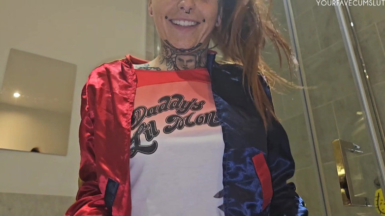 Yourfavecumslut: Orinando a través de mi traje de Harley Quinn