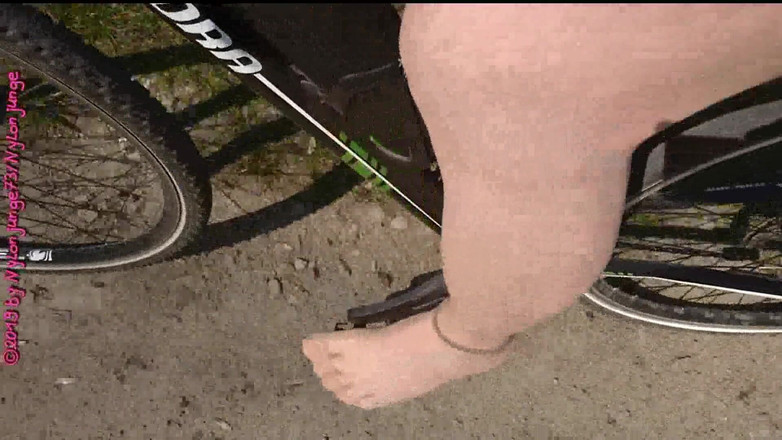Carmen_Nylonjunge: 穿着细紧身衣骑乘自行车