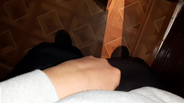 Lesbian-illusion: 공중 화장실에서 화장실에서 자위하는 모르는 녀를 붙잡고 우리는 동시에 왔어