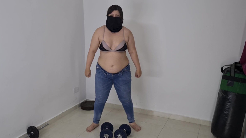 Alice H: Maskovaná dívka cvičí