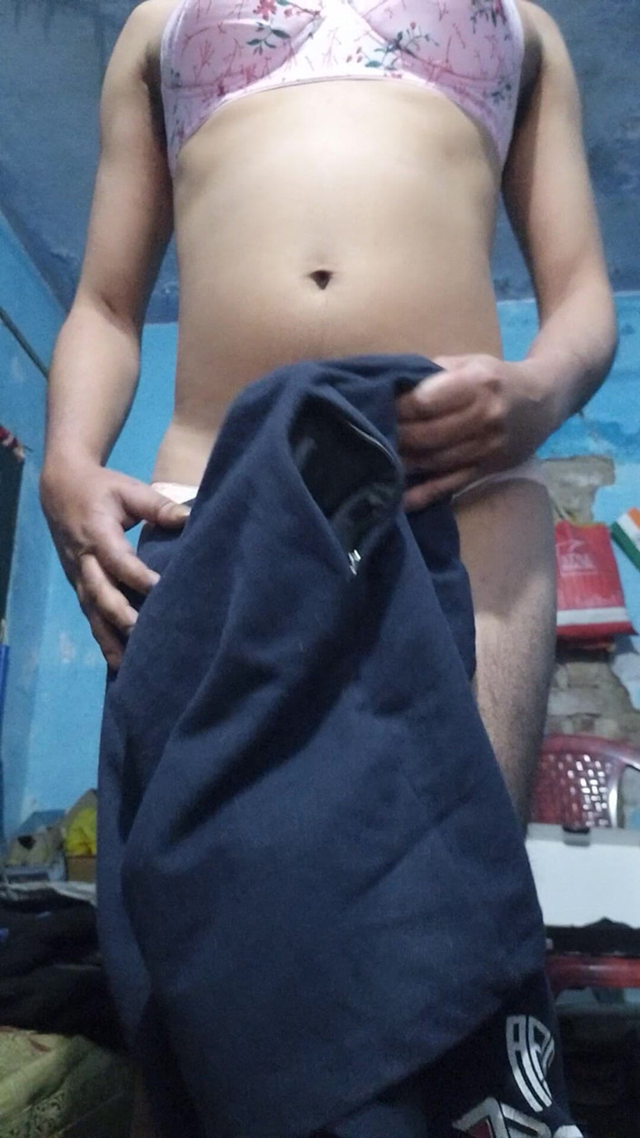 Lustyizlife: Giovane indiano effeminato travestito con cazzo fimosi fino alla sborrata...