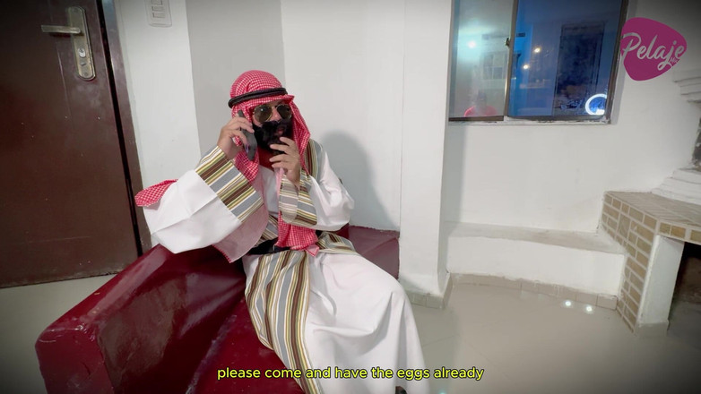 Pelaje mix: Ein Araber stellt die Tochter seines besten Freundes ein.