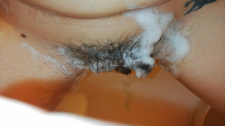 Cuteblonde666: Washing my extreme hairy cunt