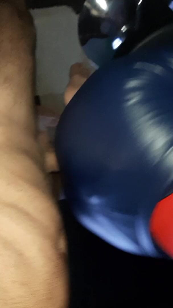 Shiny leather assfuck: Glanzende kont geneukt in een blauwe latexbroek