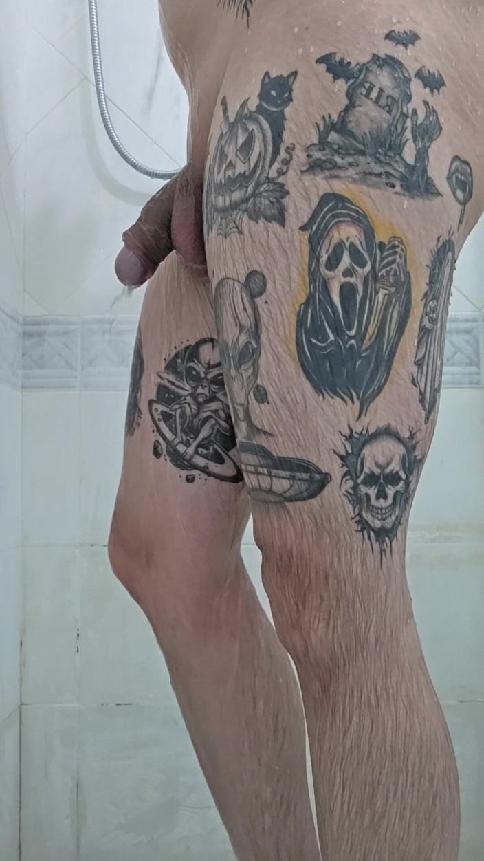 Lkdick8: गोल-मटोल शॉवर में झटके मारते हुए पकड़ा गया था