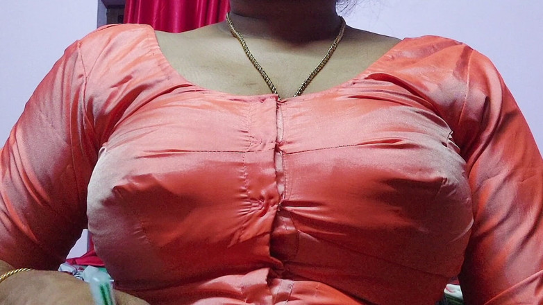 Desi Mohini: La bella padrona ha due grandi seni