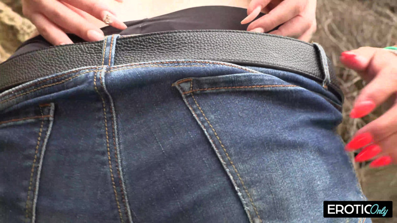 MILFFreaksX: Twee vriendinnen zuigen aan de kofferbak van hun vakantiekennis