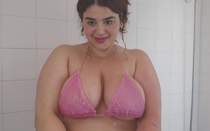 LuciaLatinaGomez: Bikini dusche und pinkeln