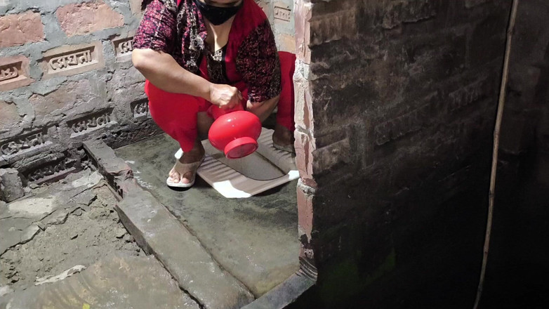 SAFI TV: Teyzem banyoda oturuyordu ve ona sarıldım ve onu götten sikmeye...