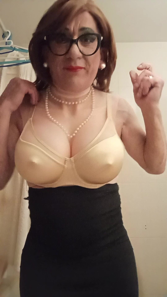 Yusti: Sich vor dem Spiegel anziehen