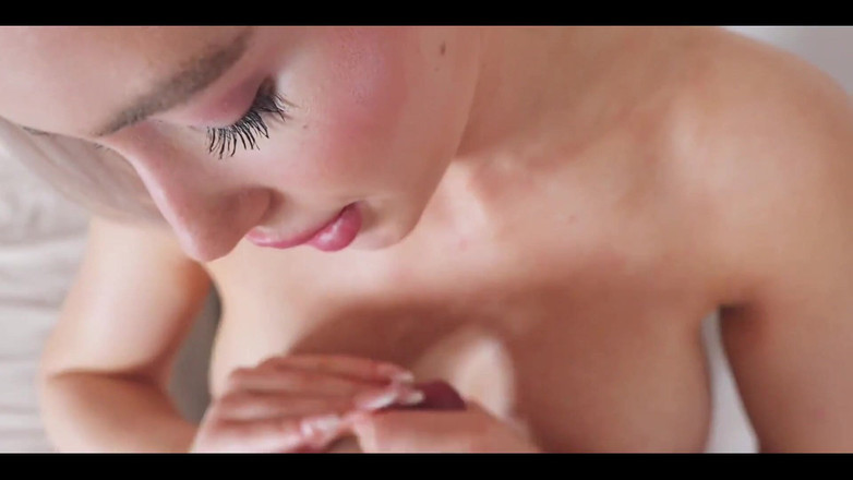 AnnaReyBlonde: 무릎 꿇고