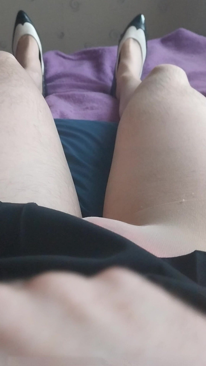 Cindy Belfast: Sissygasm en falda plisada y medias