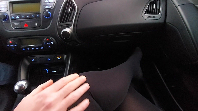 Step Mommy: Moje macecha mě škádlí v autě nohama v silonkách