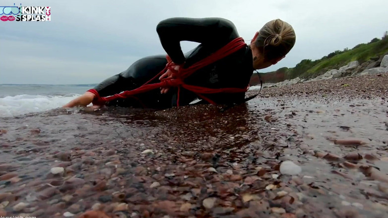 UKCuteGirl Lucy Lauren: Hogtied Dalam Pakaian Basah - Cabaran Melarikan diri perhambaan tali di...