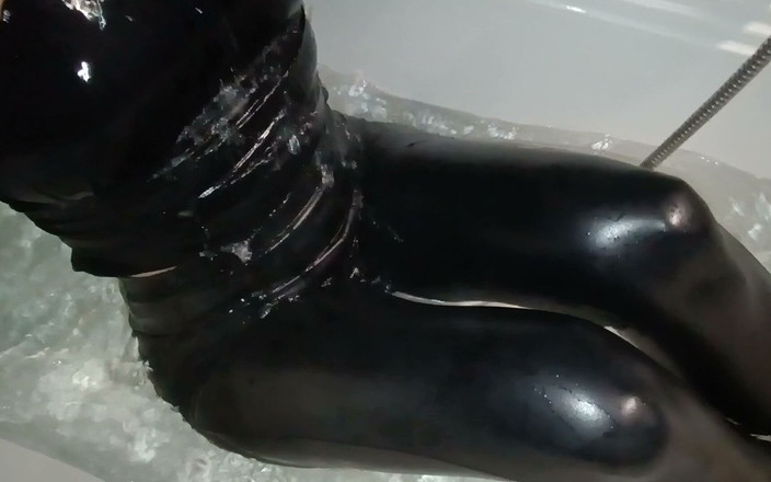 Leather Addict: Дівчина в шкіряних легінсах у ванні