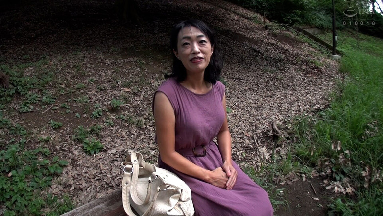 MBM3988: H053g04 проста зріла жінка на 60-й день народження - поголена пизда! Звичайна тітка змушує тіло з чудовою чутливість тремтіти