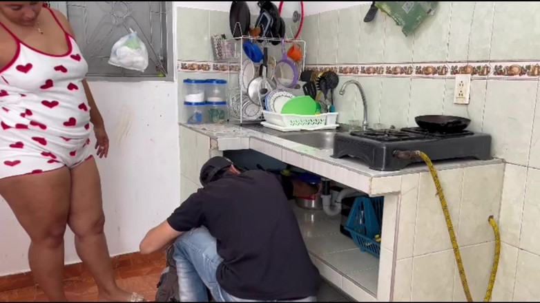 Miaandaxel: 남편이 집에 없는 동안 배관공이 나를 가득 채운다