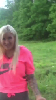 Cycata dzika blondynka Jarushka Ross spotyka przypadkowo ekipę turystyczną i rucha się nad jeziorem