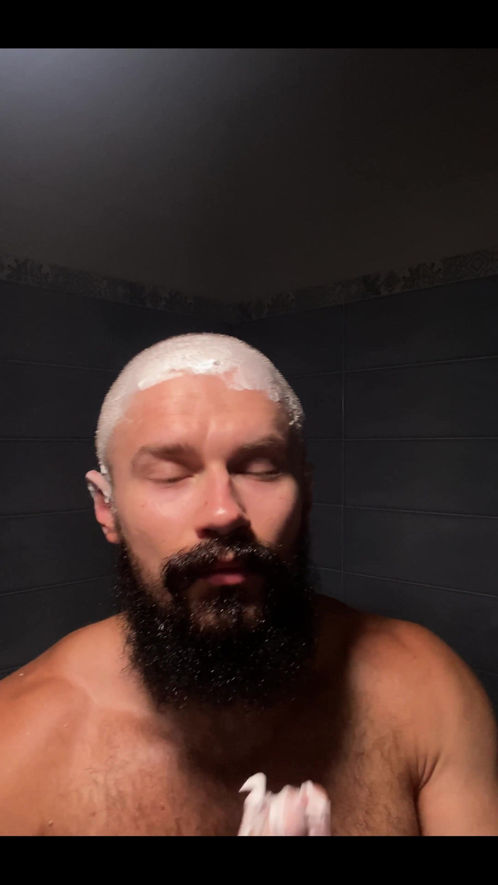 Mister Stone: Asmr मेरे सिर को शेव करने का वीडियो