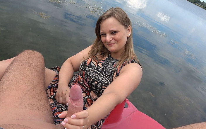 Lina Mila: Geheimer betrügerfick! Komm mit muschi auf einer pedalboot-fahrt