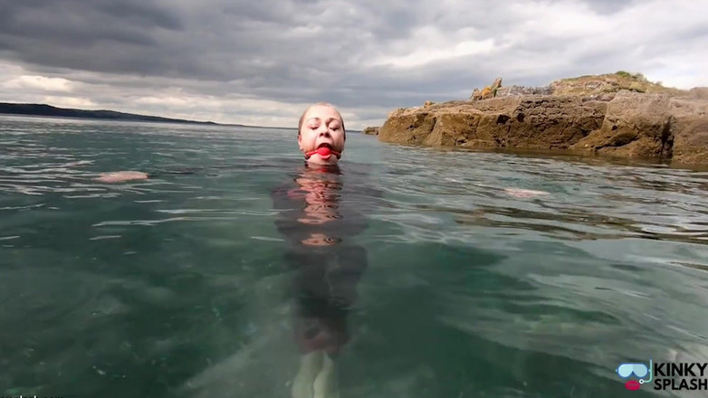 UKCuteGirl Lucy Lauren: Oceánská lanová bondage s ballgag v neoprénu