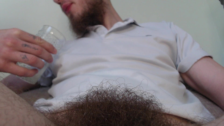 Hunky time: Sputare in un bicchiere - pubi pelosi