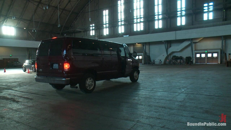 Bound in public: Gefangener hengst wird in einer bar voller geiler maskierter männer...