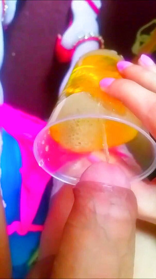 KittyHot: Efeminat se joacă cu pula ei de fată și se pișă într-o...