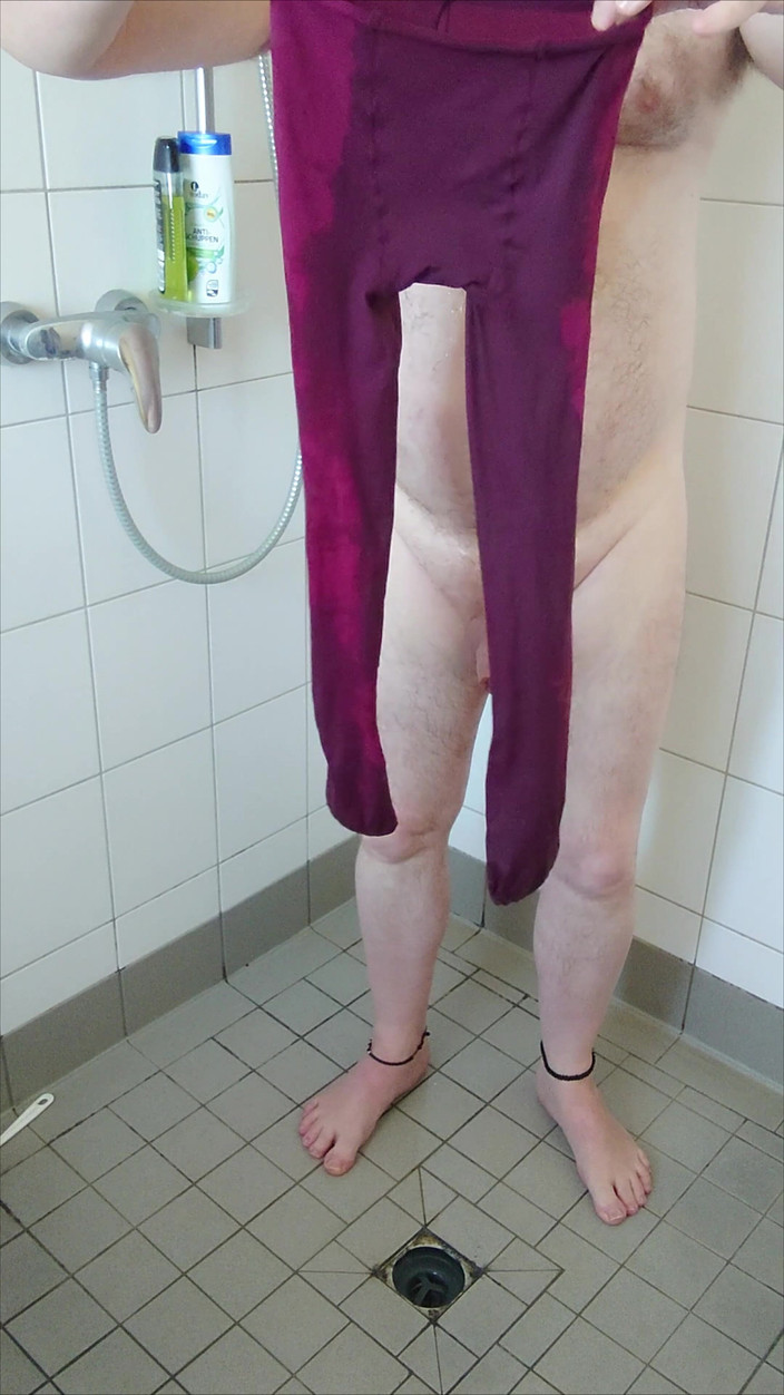 Carmen_Nylonjunge: 穿着热辣连裤袜和橡胶裤的失禁乐趣