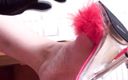 Foot Girls: Sepatu hak tinggi bulu merah yang menjuntai