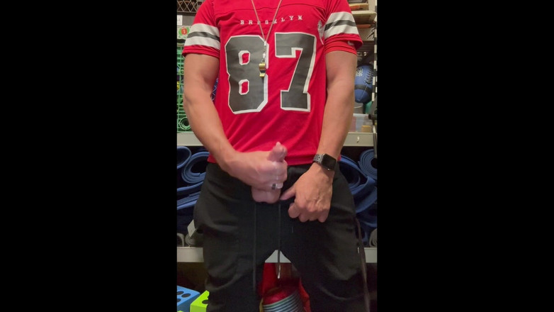 JockDad87: Jockdad87 wrzuca mnóstwo w swoją koszulkę z numerem 87.