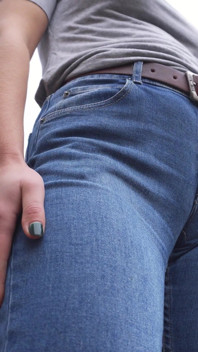 MILF retar sin stora kameltamma i blå jeans utomhus
