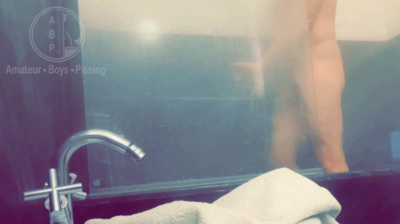 AmateurBoysPissing: Bạn cùng phòng tóc đỏ da trắng nhợt nhạt bị bắt...