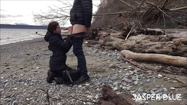 Jasper Blue: Yağmurlu gün plajda oral seks