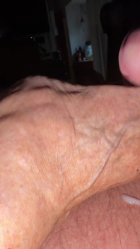 La matrigna ann lo lascia sborrare sui suoi piedi sexy