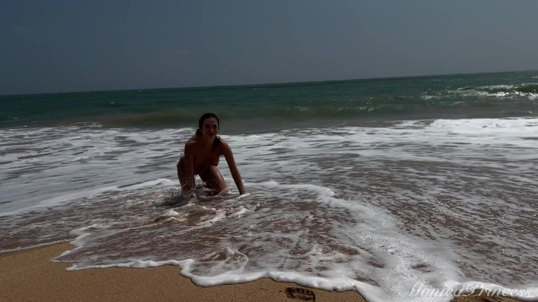 Princess Monica: Plajda üstsüz, amcığı parmaklıyor, açık havada çıplaklık