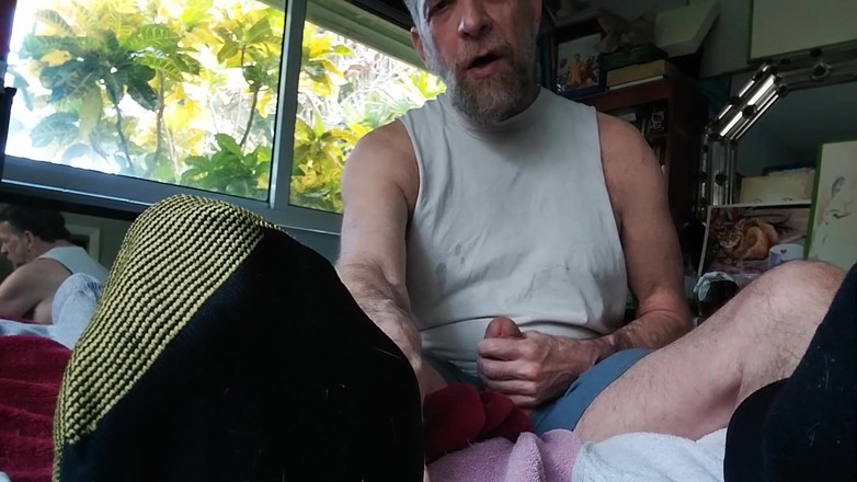 Hairyartist: Il patrigno si mostra in calze a tette d'oro