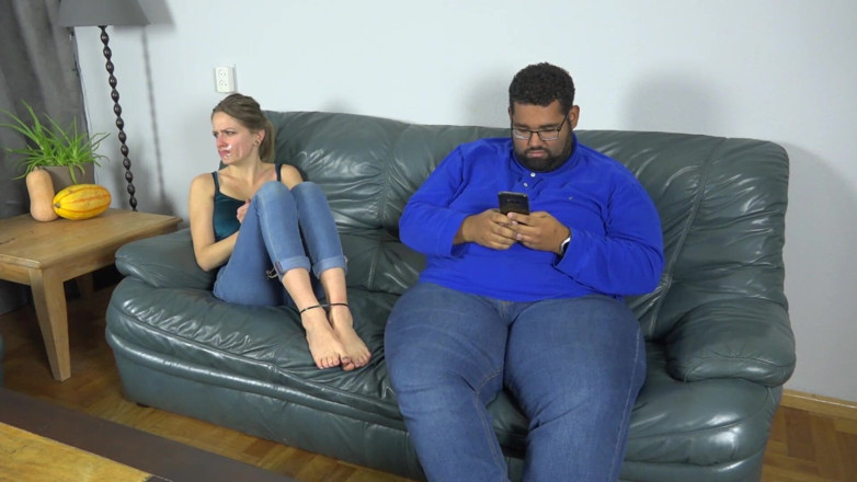 Restricting Ropes: Un armăsar negru o ignoră pe fata pe care a...