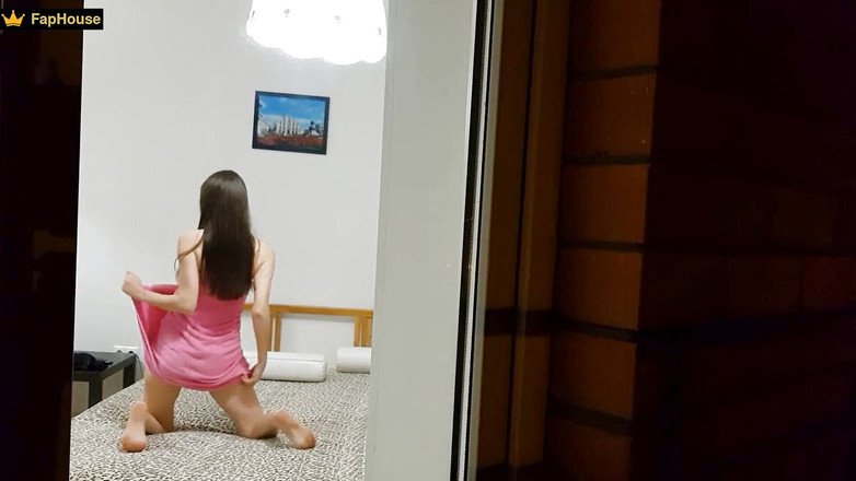 Alina Rai: Seorang tetangga meniduri putri tirinya yang muda. Dasar jalang!