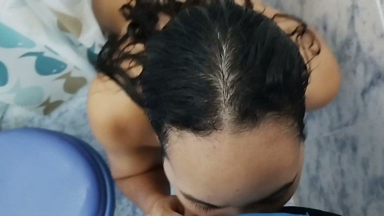 Deseodalexa: Můj bratr mě sleduje ve sprše a zvu ho na...